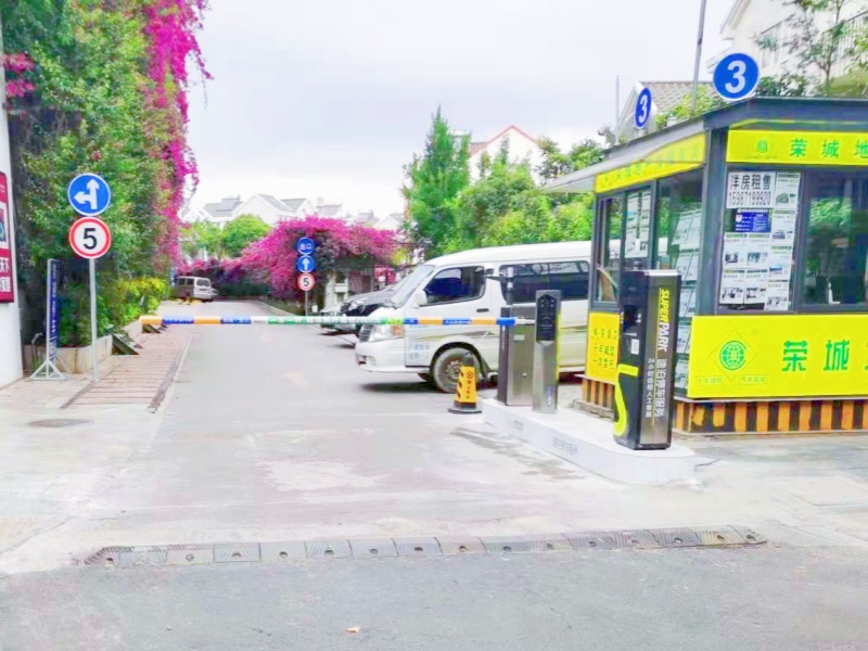 云南昆明留筠館停車(chē)場(chǎng)收費(fèi)管理系統(tǒng)及設(shè)備案例