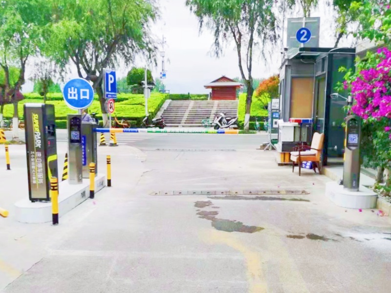 云南昆明留筠館停車(chē)場(chǎng)收費(fèi)管理系統(tǒng)及設(shè)備案例