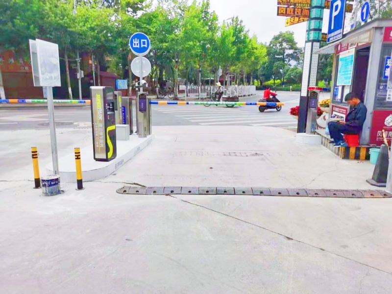 云南昆明留筠館停車(chē)場(chǎng)收費(fèi)管理系統(tǒng)及設(shè)備案例