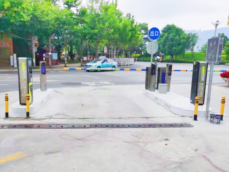 云南昆明留筠館停車(chē)場(chǎng)收費(fèi)管理系統(tǒng)及設(shè)備案例