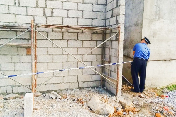 廣西柳州柳南某地未辦手續(xù)建停車場，依法查封不容情