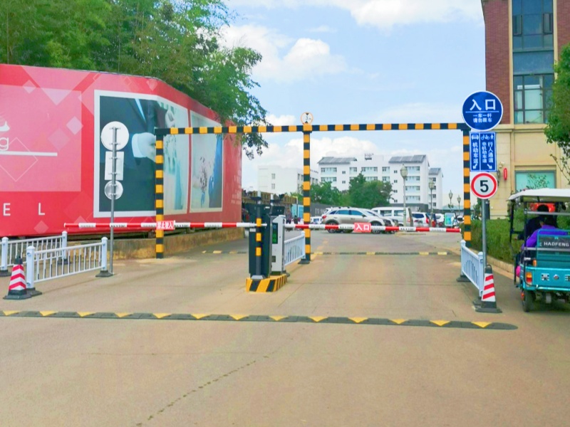 云南昆明廊橋陽(yáng)光購(gòu)物公園停車(chē)場(chǎng)道閘系統(tǒng)及設(shè)備案例