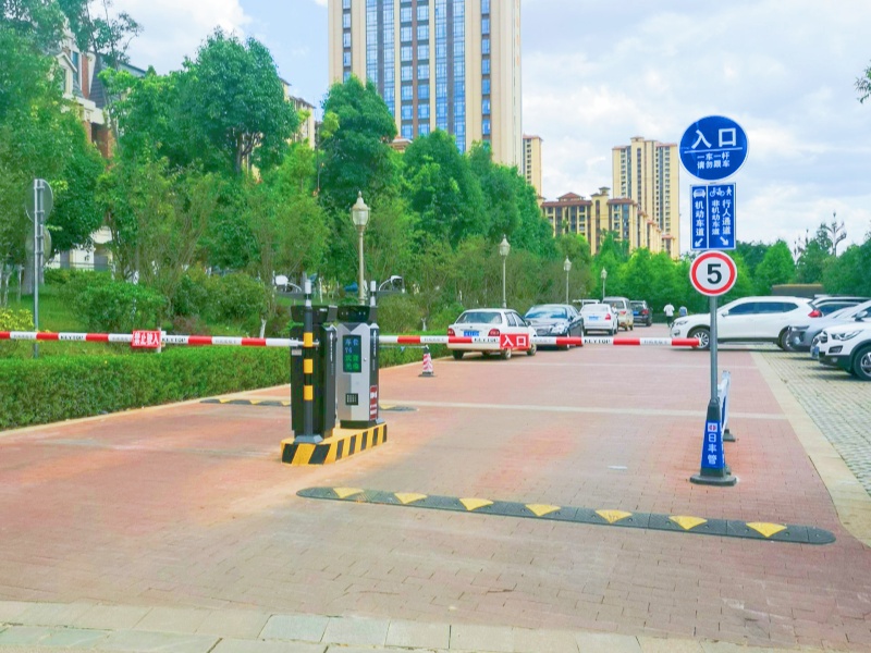 云南昆明廊橋陽(yáng)光購(gòu)物公園停車(chē)場(chǎng)道閘系統(tǒng)及設(shè)備案例