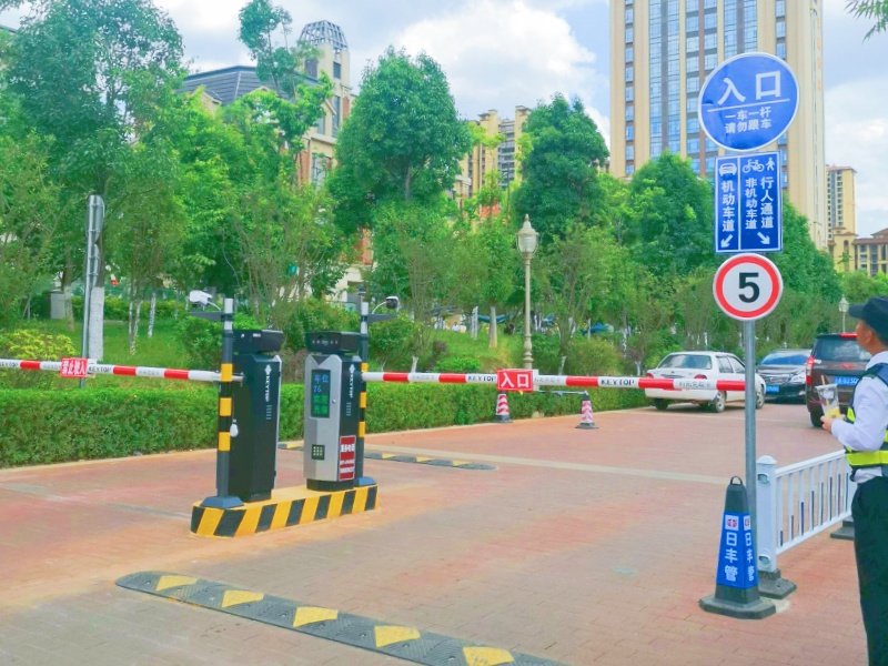 云南昆明廊橋陽(yáng)光購(gòu)物公園停車(chē)場(chǎng)道閘系統(tǒng)及設(shè)備案例