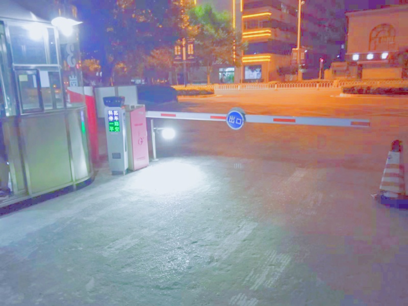 云南昆明荷泰溫泉酒店停車場道閘系統(tǒng)及設(shè)備案例