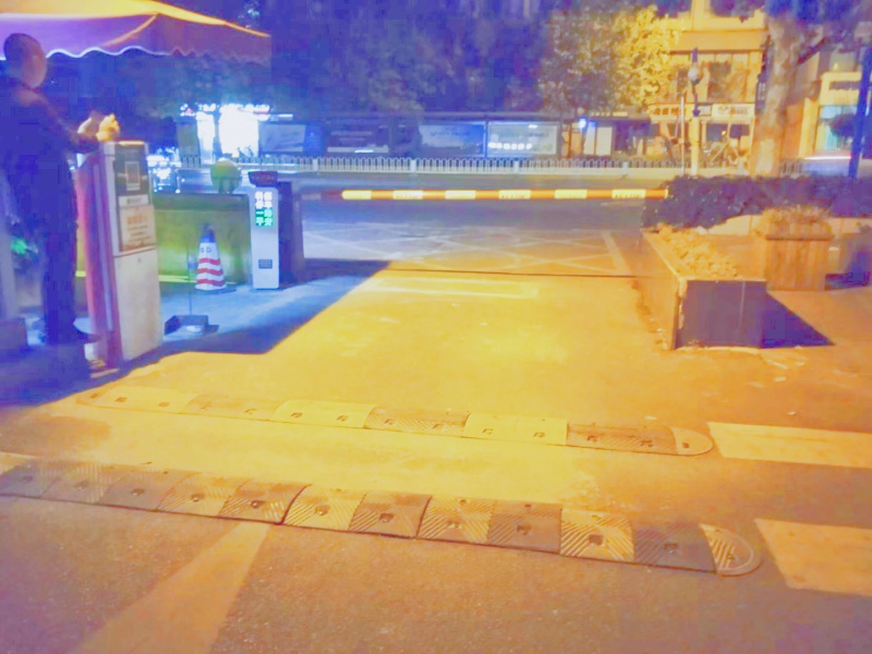 云南昆明荷泰溫泉酒店停車場道閘系統(tǒng)及設(shè)備案例