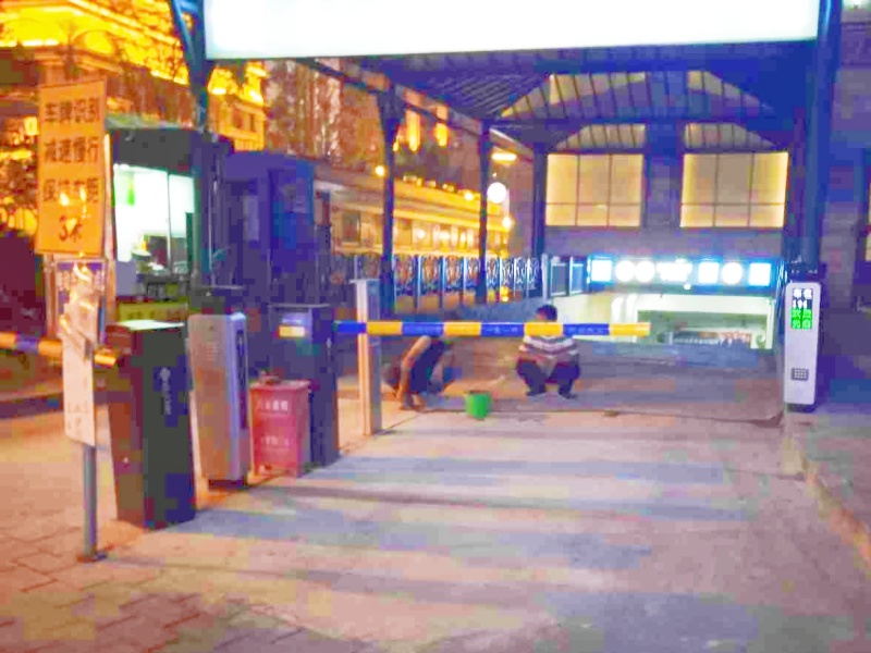 云南昆明奧斯迪商務(wù)中心停車(chē)場(chǎng)收費(fèi)管理系統(tǒng)及設(shè)備案例