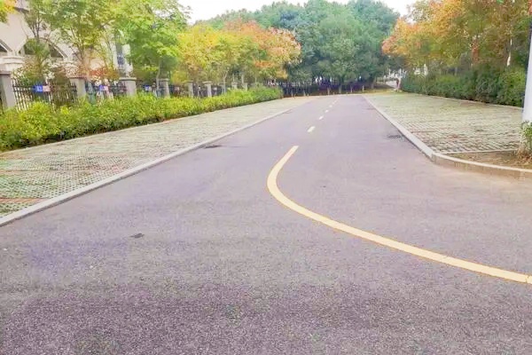 六安光明路小學(xué)門前停車場之困，學(xué)校停車場被社會車輛長期霸占