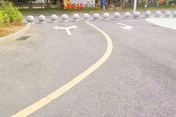 六安光明路小學(xué)門前停車場之困，學(xué)校停車場被社會車輛長期霸占