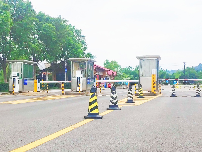 昆明滇池南岸沙灘主題公園停車(chē)場(chǎng)收費(fèi)管理系統(tǒng)及設(shè)備案例