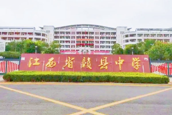 贛縣區(qū)城市管理局建設(shè)升級(jí)停車場(chǎng)，助力贛縣三中解決停車難題