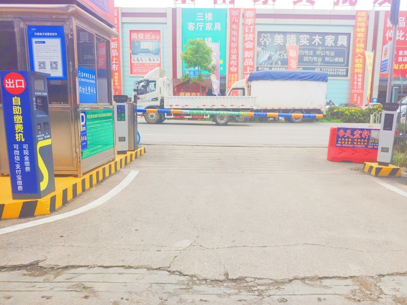 云南昆明雨龍家具城停車場(chǎng)收費(fèi)管理系統(tǒng)及設(shè)備案例
