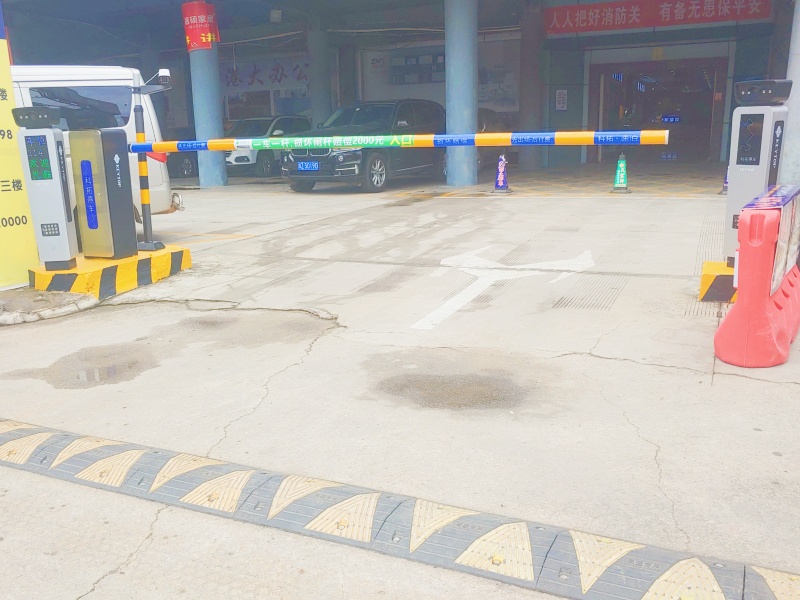 云南昆明雨龍家具城停車場收費(fèi)管理系統(tǒng)及設(shè)備案例