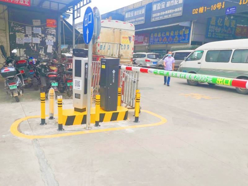 云南昆明新廣豐批發(fā)市場(chǎng)停車場(chǎng)道閘系統(tǒng)及設(shè)備案例