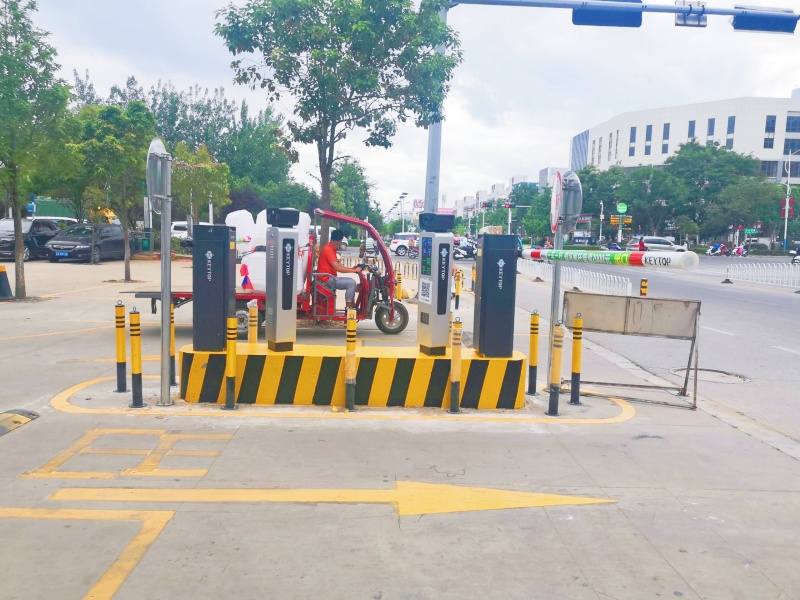 云南昆明新廣豐批發(fā)市場停車場道閘系統(tǒng)及設(shè)備案例