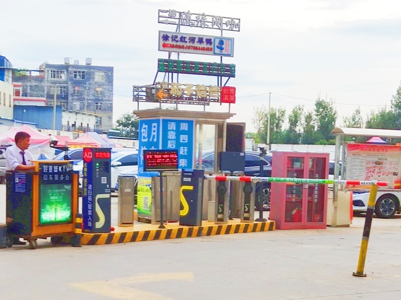 云南昆明羊甫商業(yè)中心停車場(chǎng)收費(fèi)管理系統(tǒng)及設(shè)備案例