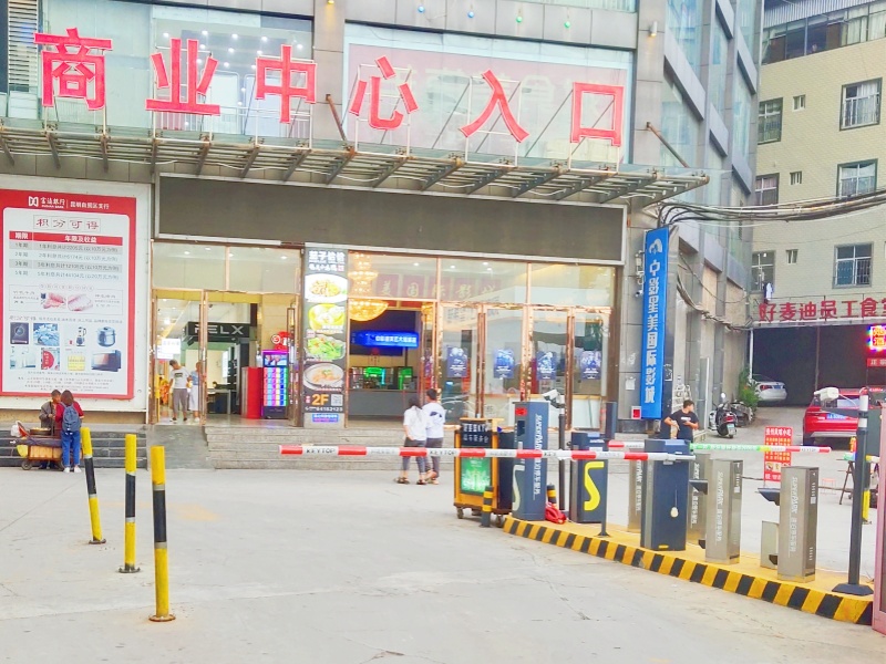 云南昆明羊甫商業(yè)中心停車場收費管理系統(tǒng)及設(shè)備案例