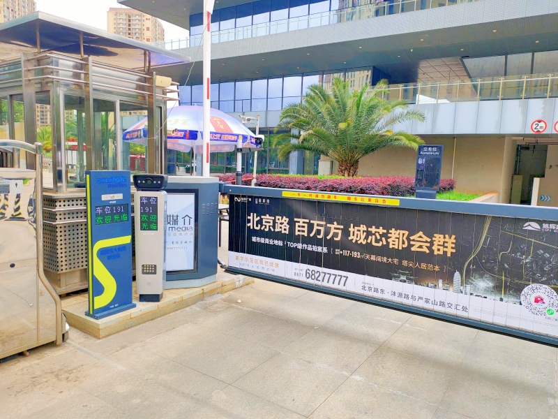 云南昆明瀑布公園停車場(chǎng)道閘系統(tǒng)及設(shè)備案例