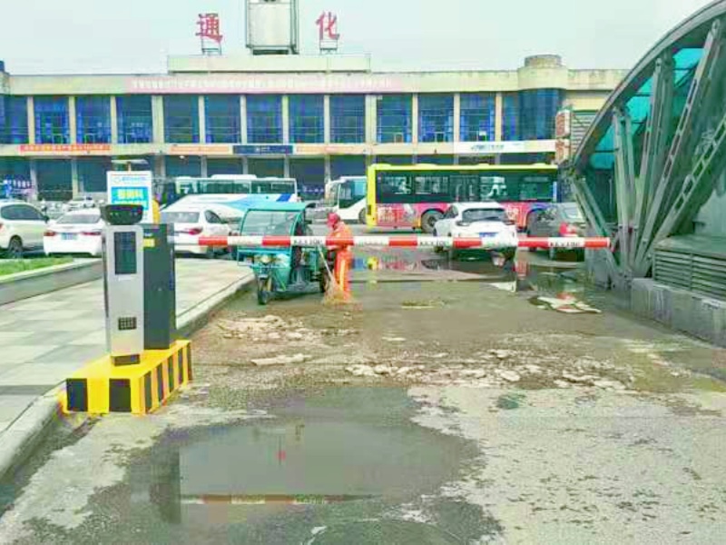 通化火車站廣場(chǎng)地下停車庫(kù)道閘系統(tǒng)及設(shè)備案例