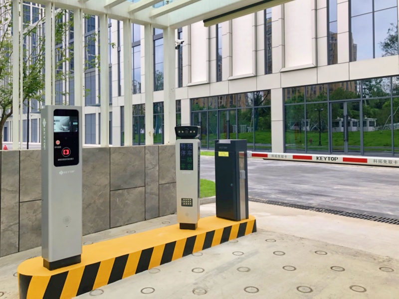 南通威斯汀鉑晶商業(yè)廣場停車場收費管理系統(tǒng)及設備案例