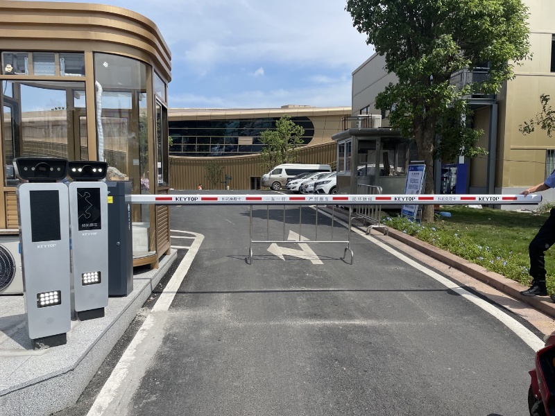 江蘇南京浦口龍之谷樂(lè)園停車(chē)場(chǎng)道閘系統(tǒng)及設(shè)備案例