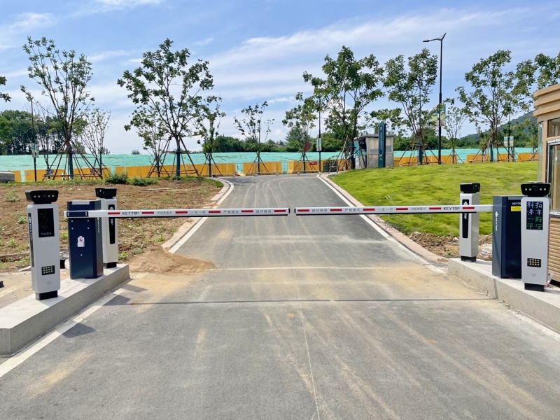 江蘇南京浦口龍之谷樂(lè)園停車場(chǎng)道閘系統(tǒng)及設(shè)備案例