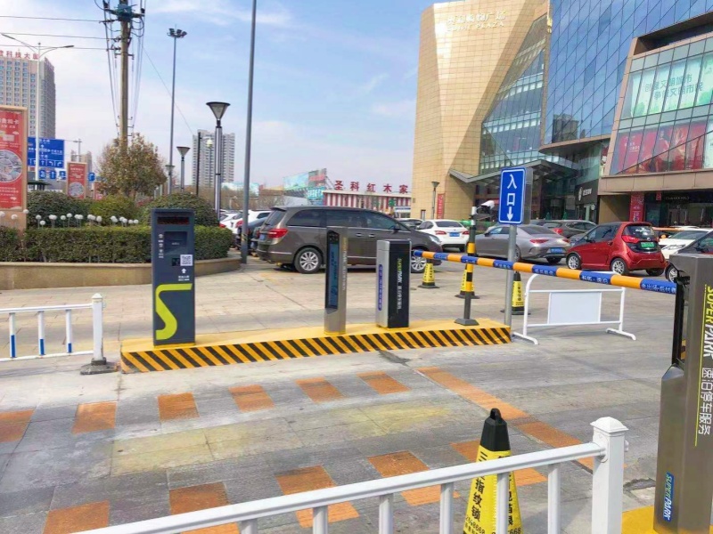 山東濟(jì)寧龍貴購物廣場停車場收費(fèi)管理系統(tǒng)及設(shè)備案例