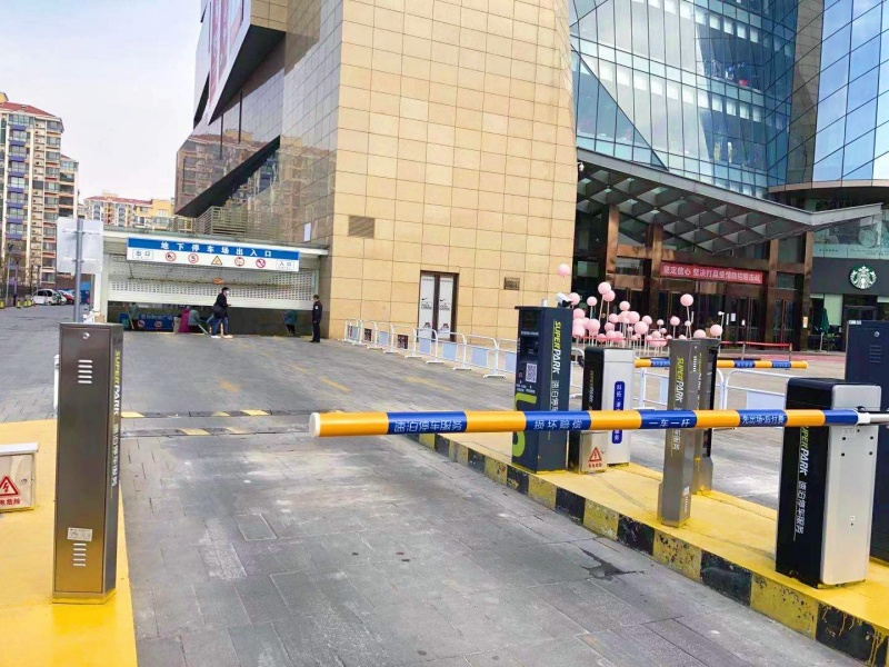 山東濟(jì)寧龍貴購(gòu)物廣場(chǎng)停車場(chǎng)收費(fèi)管理系統(tǒng)及設(shè)備案例