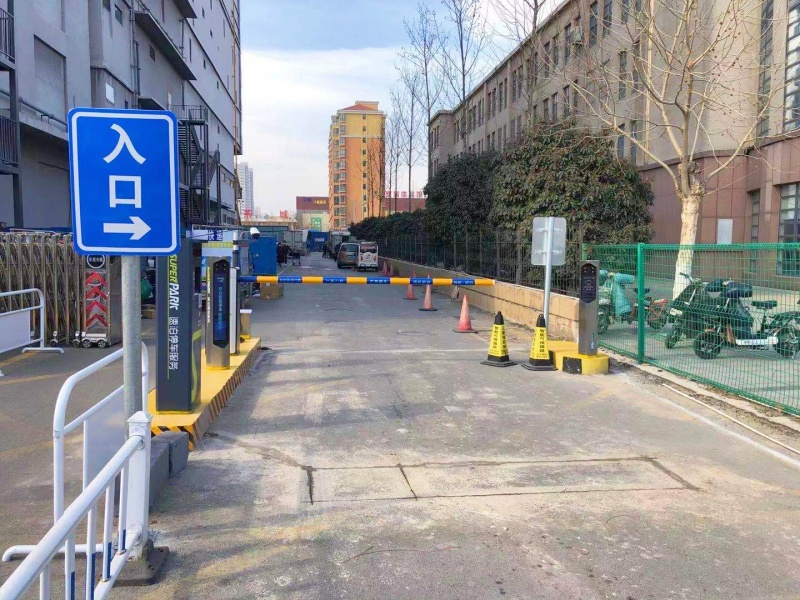 山東濟(jì)寧龍貴購(gòu)物廣場(chǎng)停車場(chǎng)收費(fèi)管理系統(tǒng)及設(shè)備案例