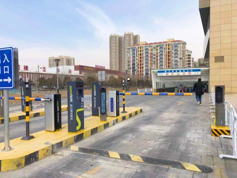 山東濟(jì)寧龍貴購(gòu)物廣場(chǎng)停車場(chǎng)收費(fèi)管理系統(tǒng)及設(shè)備案例