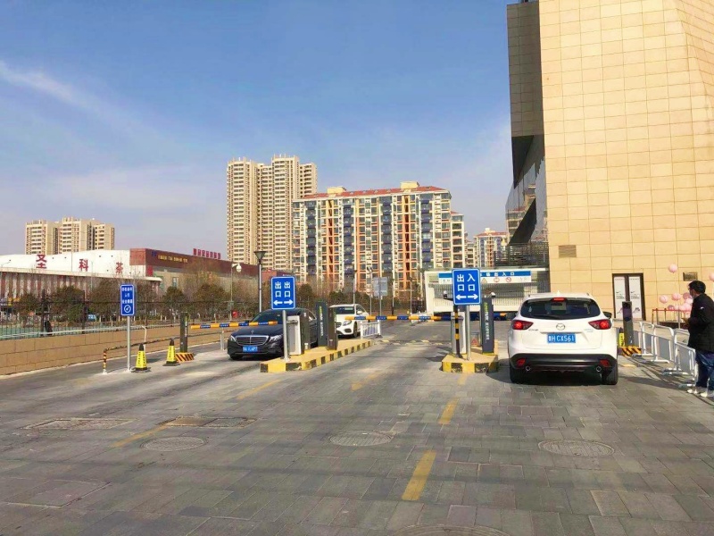 山東濟(jì)寧龍貴購(gòu)物廣場(chǎng)停車場(chǎng)收費(fèi)管理系統(tǒng)及設(shè)備案例