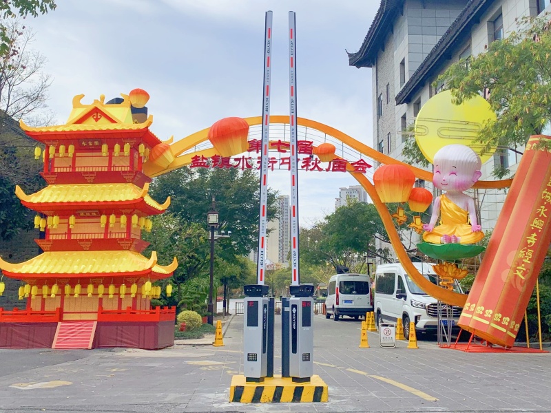 江蘇鹽城鹽鎮(zhèn)水街免取卡停車場道閘系統(tǒng)及設備案例