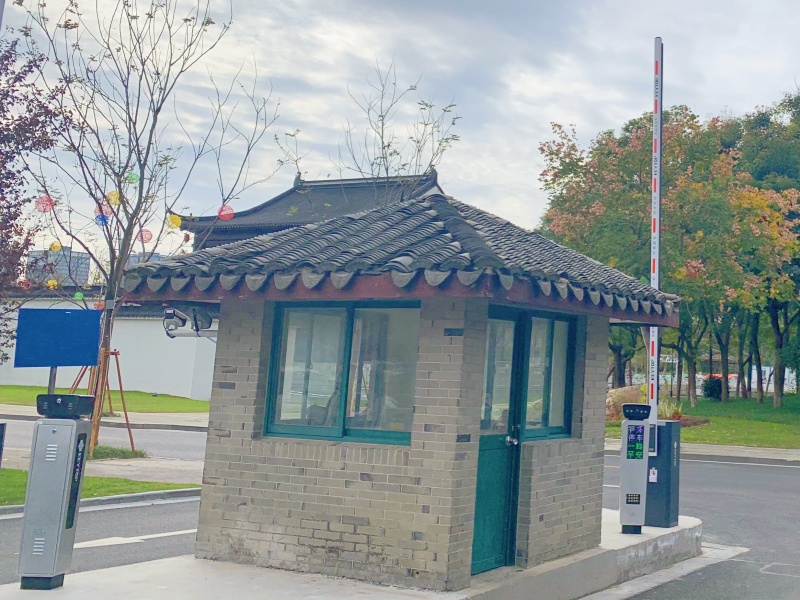 江蘇鹽城鹽鎮(zhèn)水街免取卡停車場道閘系統(tǒng)及設備案例
