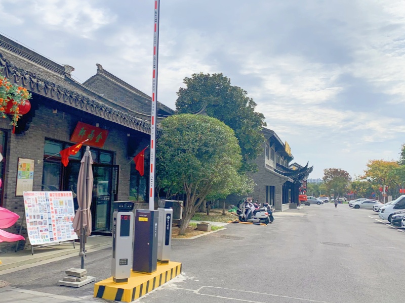 江蘇鹽城鹽鎮(zhèn)水街免取卡停車場道閘系統(tǒng)及設備案例