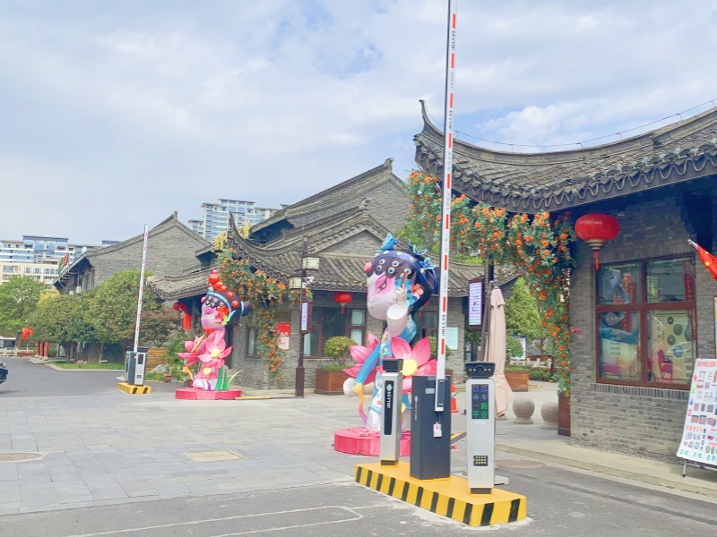 江蘇鹽城鹽鎮(zhèn)水街免取卡停車場道閘系統(tǒng)及設備案例