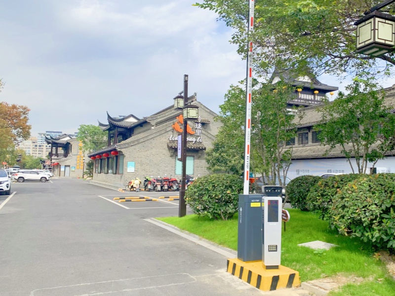 江蘇鹽城鹽鎮(zhèn)水街免取卡停車場道閘系統(tǒng)及設備案例
