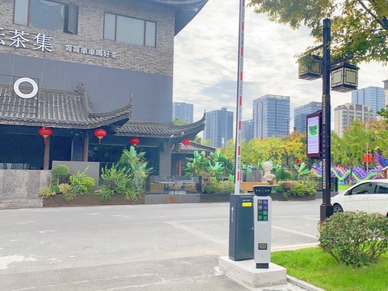 江蘇鹽城鹽鎮(zhèn)水街免取卡停車場道閘系統(tǒng)及設備案例