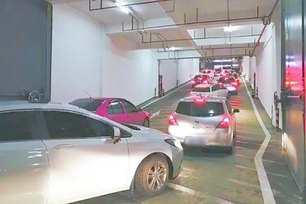 室內(nèi)停車(chē)場(chǎng)出口擁堵怎么辦？停車(chē)場(chǎng)擁堵成因、影響與應(yīng)對(duì)之策