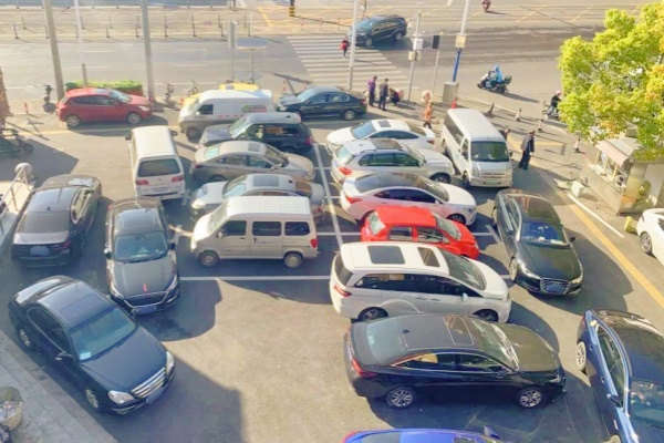 永豐街道華亭榮園街道改造、停車場升級(jí)，重塑街面新貌