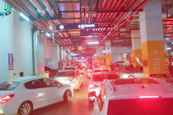 室內(nèi)停車(chē)場(chǎng)出口擁堵怎么辦？停車(chē)場(chǎng)擁堵成因、影響與應(yīng)對(duì)之策
