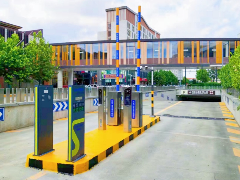 天津西青社會山購物中心停車場收費(fèi)管理系統(tǒng)及設(shè)備案例
