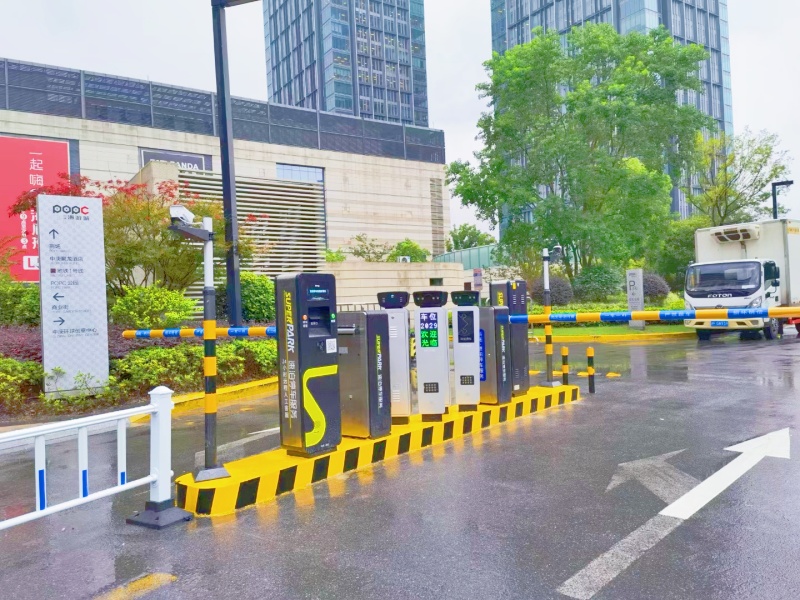 上海中庚漫游城停車場收費(fèi)管理系統(tǒng)及設(shè)備案例