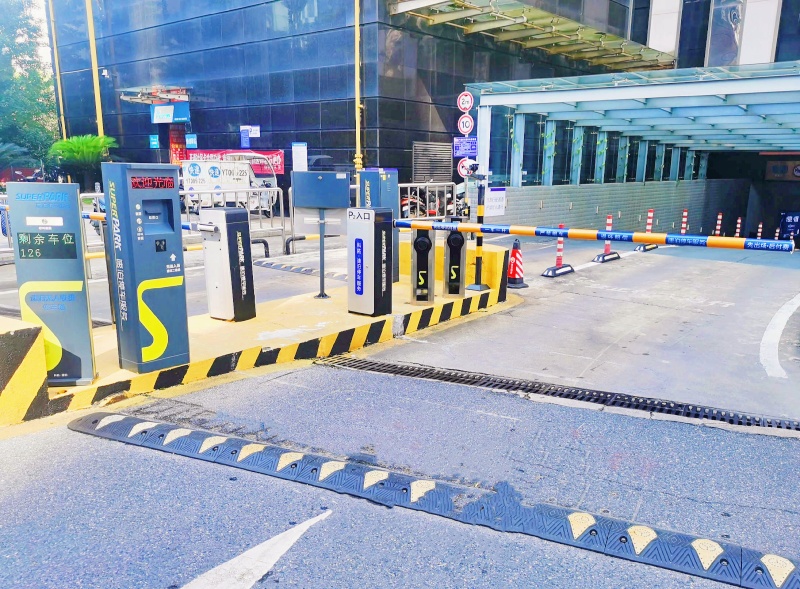 江西南昌聯(lián)發(fā)廣場(chǎng)停車(chē)場(chǎng)收費(fèi)管理系統(tǒng)及設(shè)備案例