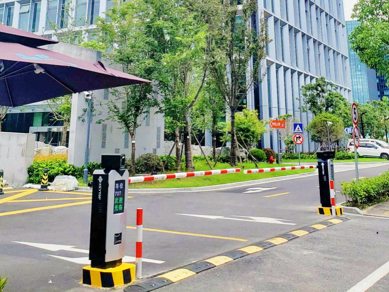 上海瀚森制藥集團(tuán)免取卡停車場(chǎng)道閘系統(tǒng)及設(shè)備案例