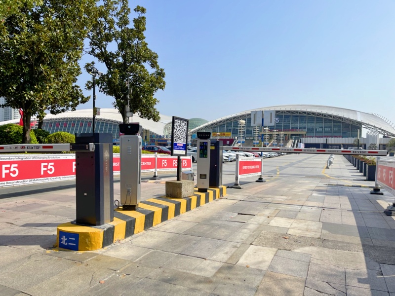 江蘇中南南通體育會(huì)展中心停車場(chǎng)道閘系統(tǒng)及設(shè)備案例