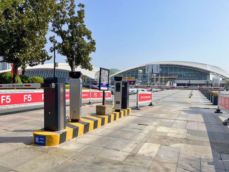 江蘇中南南通體育會(huì)展中心停車場(chǎng)道閘系統(tǒng)及設(shè)備案例