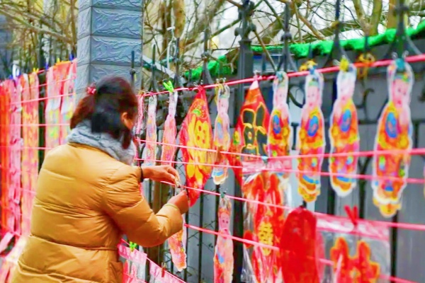 安徽潛山市城區(qū)春節(jié)期間停車場(chǎng)免費(fèi)開放，便民出行暖人心