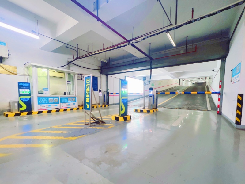 上海浦東新區(qū)九六廣場停車場道閘系統(tǒng)及設(shè)備案例