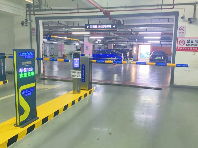 上海浦東新區(qū)九六廣場停車場道閘系統(tǒng)及設(shè)備案例