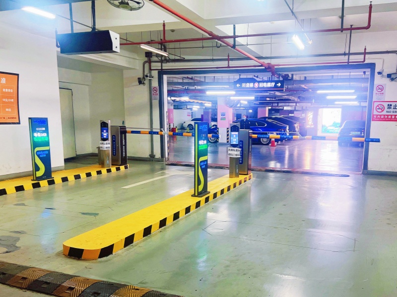 上海浦東新區(qū)九六廣場停車場道閘系統(tǒng)及設(shè)備案例